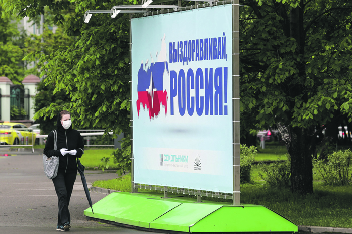 Москвичей призывают не торопиться с выходом на улицу