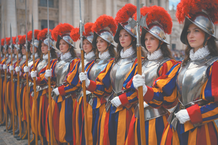 Дама в кирасе и с алебардой