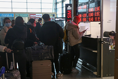 Соседи с выгодой используют миграцию российских айтишников