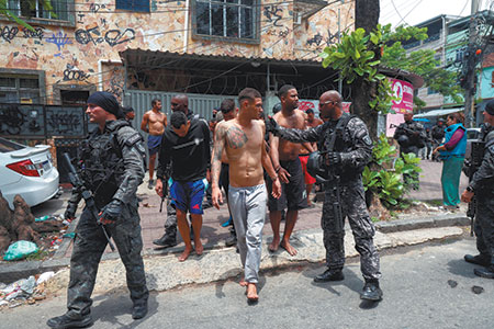 В Бразилии очищают фавелы от "Красной команды"