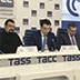 Патриарх уводит молодежь у церкви