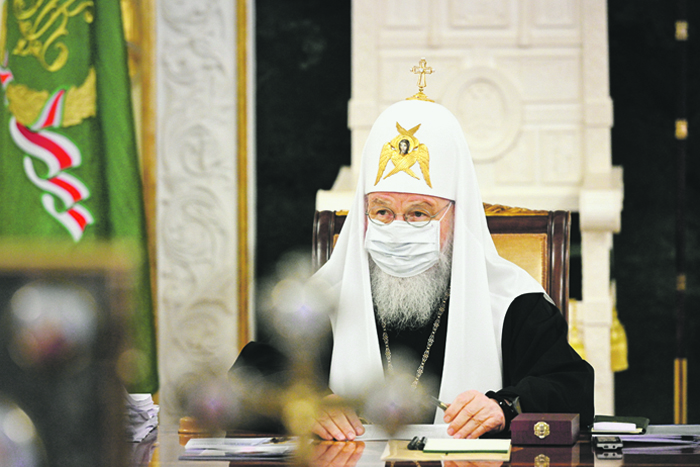 Патриарх Кирилл вышел к синодалам в защитной маске