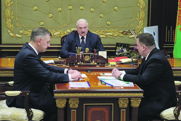 Лукашенко распорядился вооружить белорусов