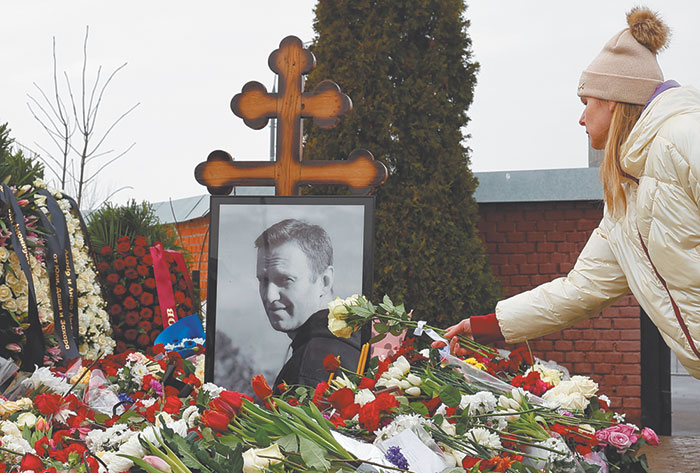 1. Алексей Навальный* умер в колонии