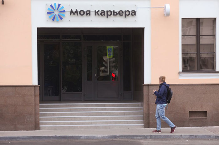 Более 4 миллионов россиян оказались в отпусках без сохранения зарплат