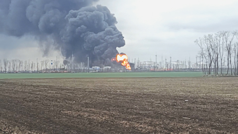 Трамп и украинские дроны сокращают мировое предложение нефти
