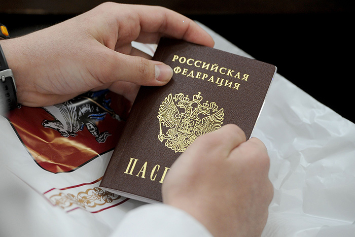 Русским – российские паспорта