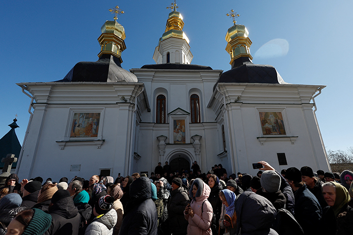 Верующие УПЦ решили побороться за лавру