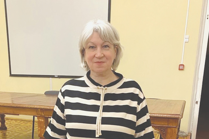 Науки старой храм и осколки вазы
