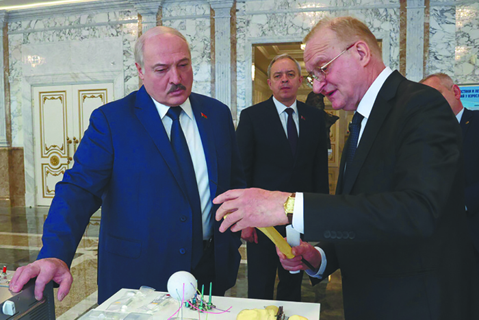 Лукашенко требует от ученых преданности