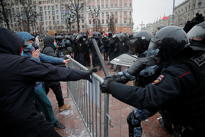 О двух типах насилия. Власть поместила полицию и протестующих в разные правовые плоскости