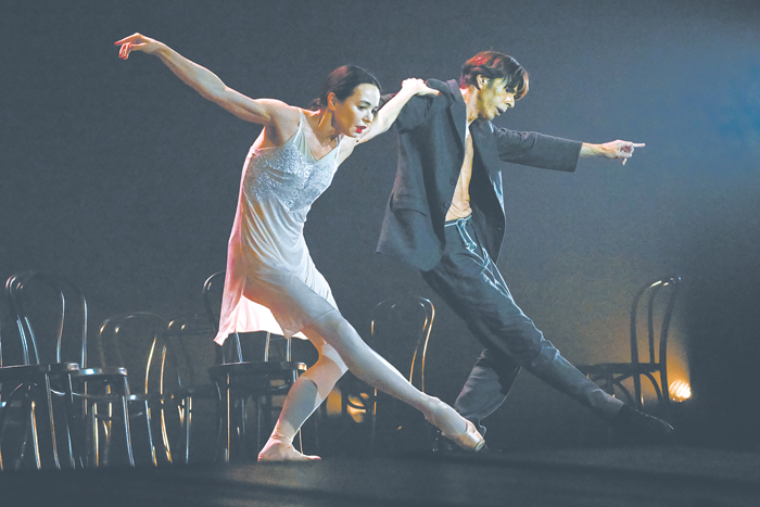 Два мира – два абсурда