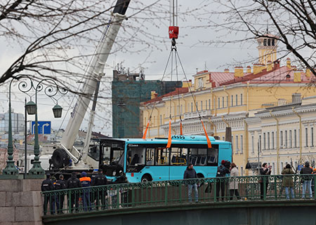 Фото недели. Люди разных национальностей спасали пассажиров тонувшего автобуса