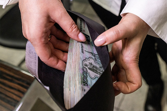 Россияне работают все больше, а получают все меньше