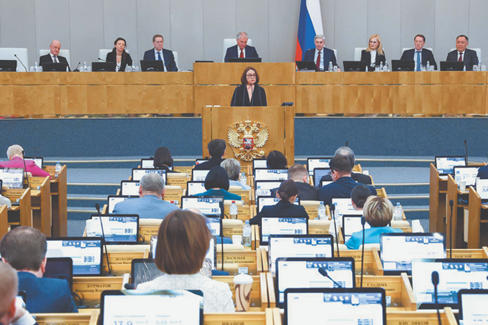 Депутаты просят Эльвиру Набиуллину не забывать об экономическом росте