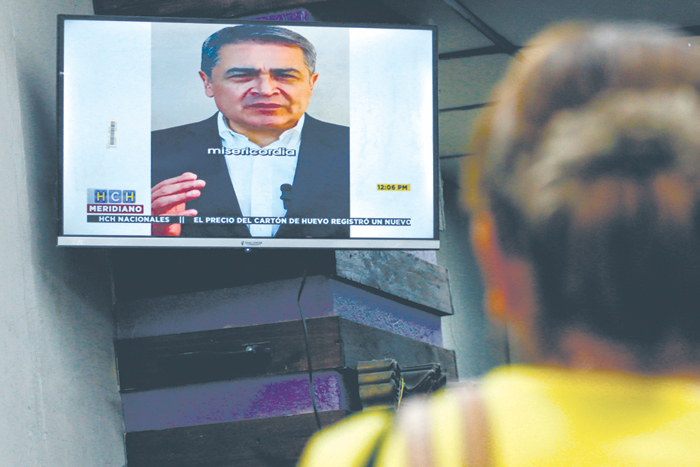 Экс-президент Гондураса путешествует от тюрьмы к тюрьме