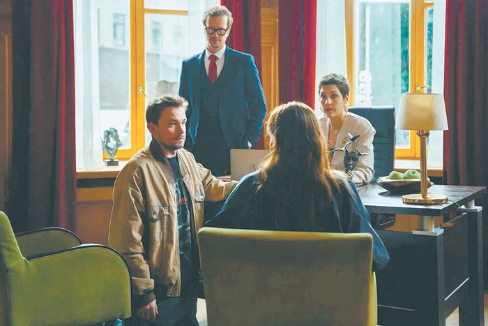 Тихон Жизневский проговаривает жизнь Александра Петрова