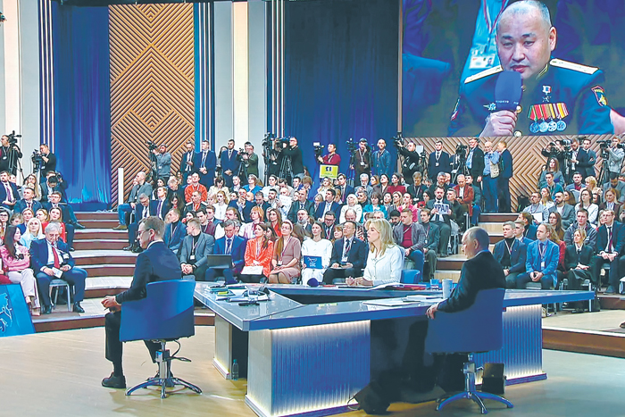 Фото недели.  Путин показывает народу представителей новой российской элиты