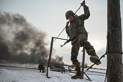 Киев ждет вооружений, а не молодых солдат