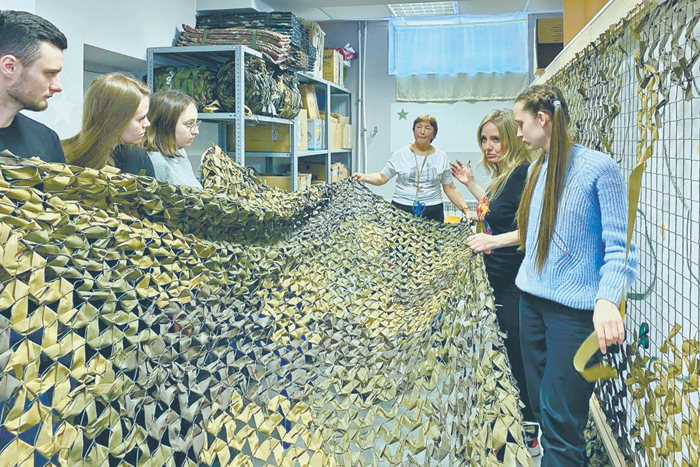 От кадетов до ветеранов: кто в Москве участвует в сборе посылок участникам СВО