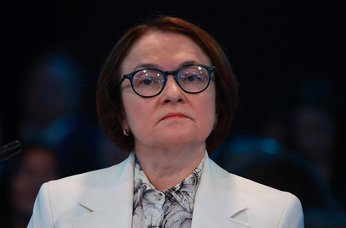 Руководство ЦБ защищает крепкий рубль на фоне падения нефтегазовых доходов бюджета