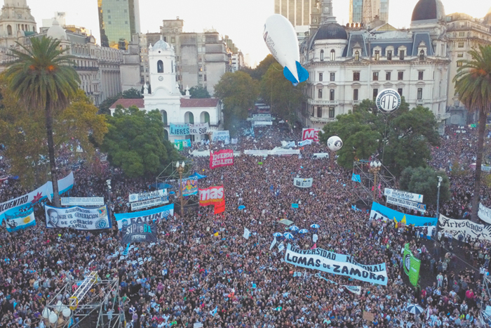 Аргентинские студенты протестуют против шоковой терапии