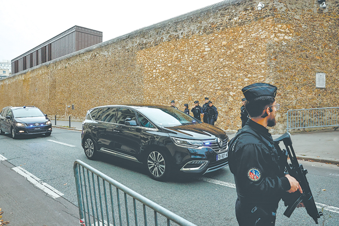 Саркози не стал "сидеть как можно дольше"