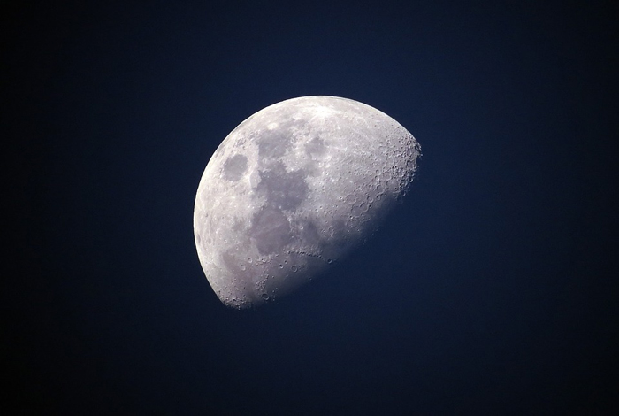 Внутри Луны может находиться 300-километровый бункер