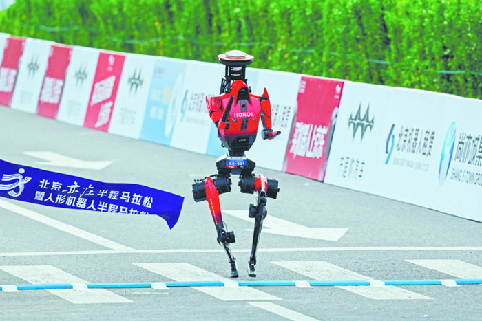 Фото недели. Андроид обогнал человека в полумарафоне