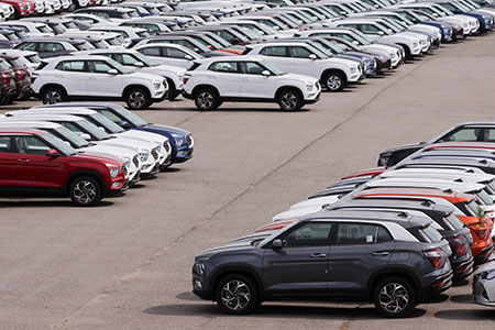 Продажи новых автомобилей в России по итогам с начала года снизились на 25%