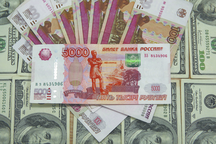 Граждан золотом отвлекают от долларов
