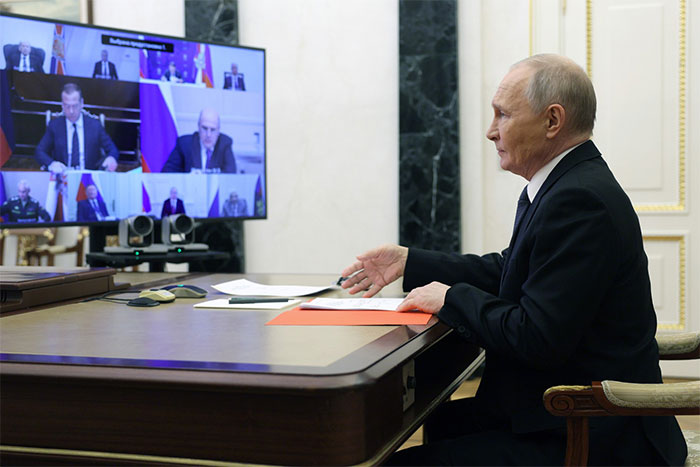 Путин провел новое совещание Совбеза РФ по интернету...