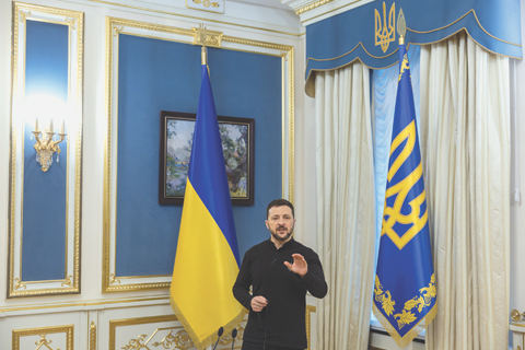 Зеленский считает, что его обокрали "на неделю боевых действий"