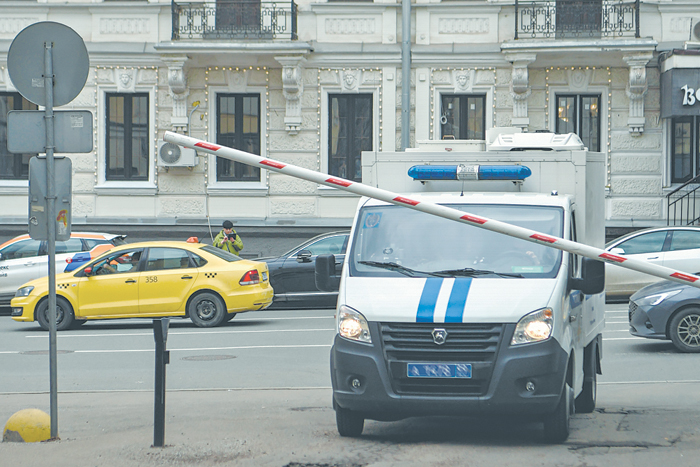 Обвиняемым обещают свет, еду и уважение