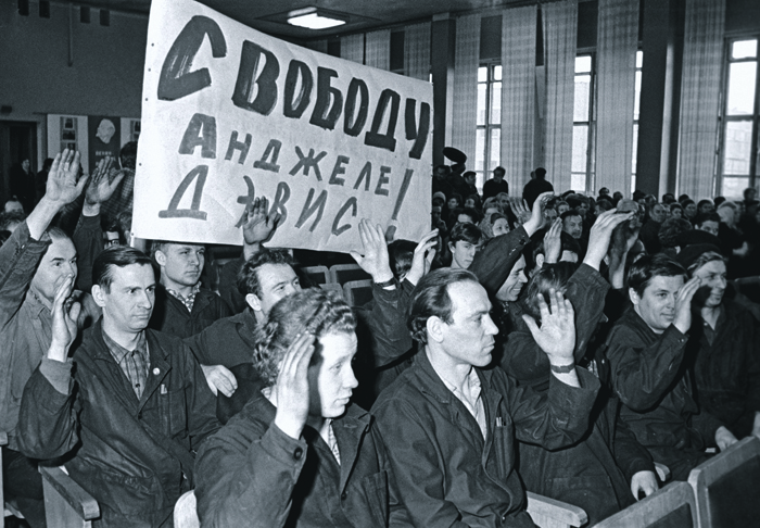 В плену «фейсбучных» истин. Современная Россия не знает своей дороги в будущее