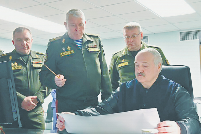 Лукашенко начал управлять войсками напрямую