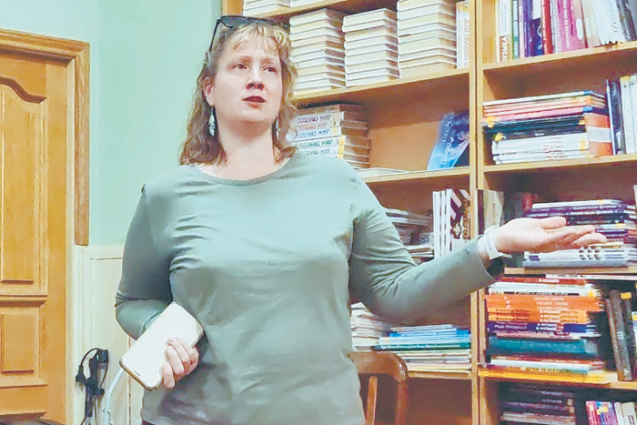 Ее обнимает лисенок