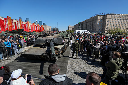 Фото недели. "Абрамс" и "Леопард" добрались до Москвы в качестве трофеев