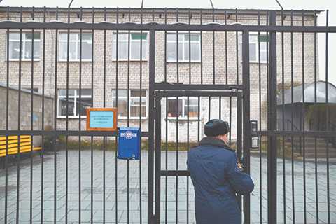 Почтовая доставка судебных решений оставляет заключенных за решеткой