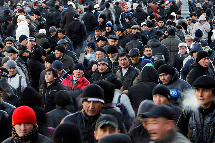Таджикистан намерен вернуть своих трудовых мигрантов в Россию
