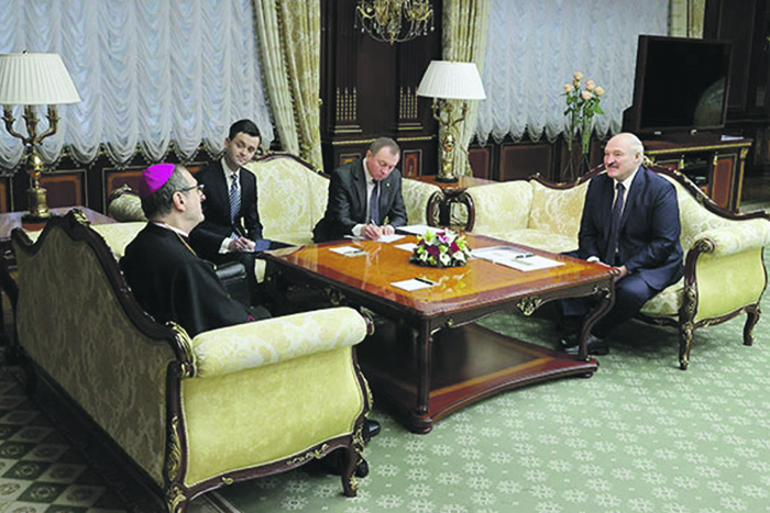 Лукашенко принял в Минске посланника Ватикана