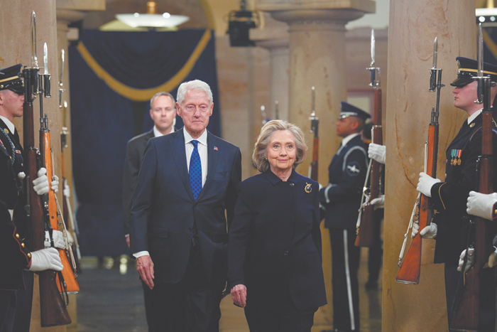 Знакомство с педофилом довело Клинтонов до допроса