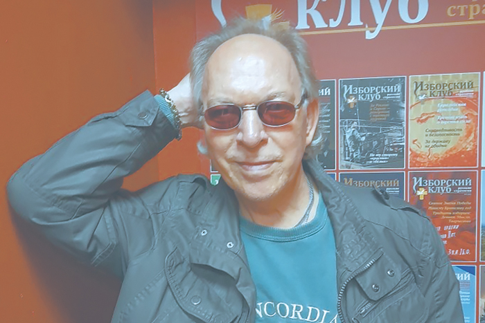 Между миром нормальности и Зазеркальем