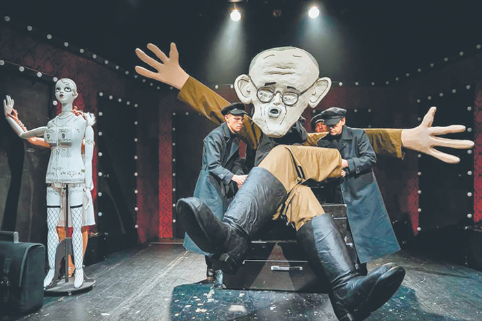 Екатеринбургский театр кукол показал в конкурсе "Золотой маски" спектакль "Зойкина квартира"