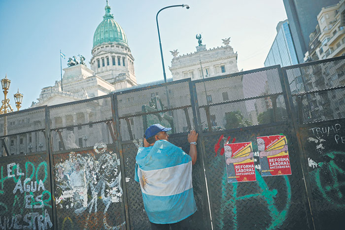 Экономику Аргентины "лечат" 12-часовым рабочим днем