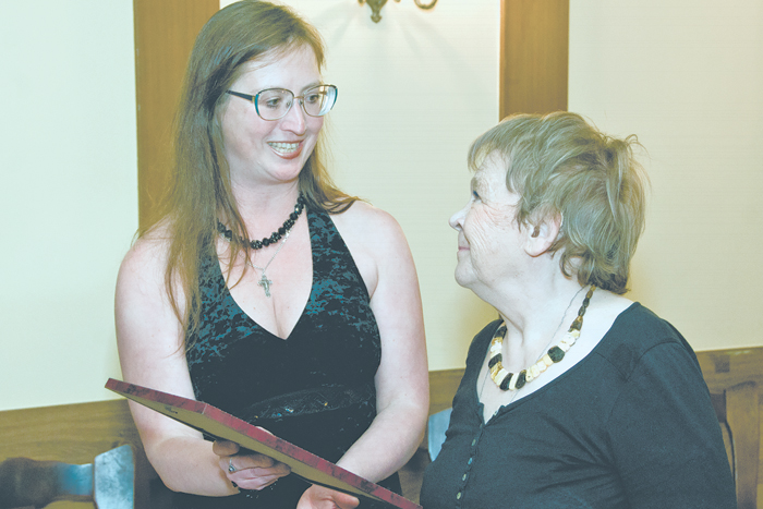 Танцующая на столе