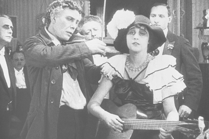 Ее пальцы пахли ладаном