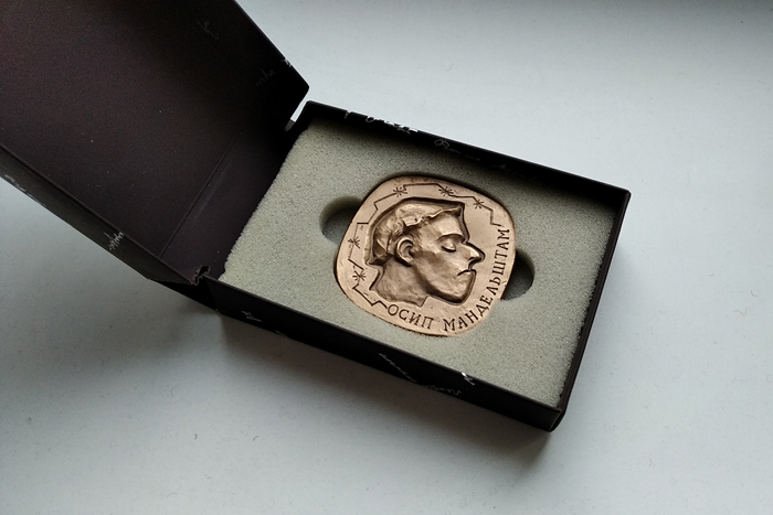 И женский плач мешался с пеньем муз