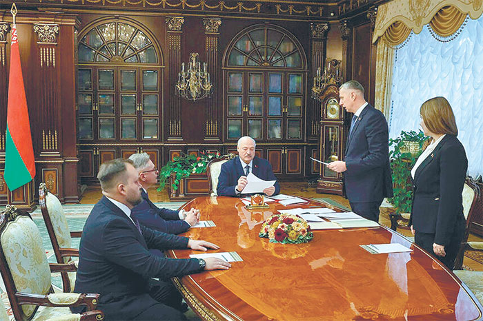 Лукашенко увидел, что окружен прохиндеями