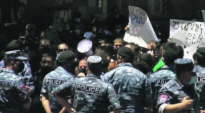 Полиция разогнала акцию протеста оппозиционеров у здания СНБ Армении